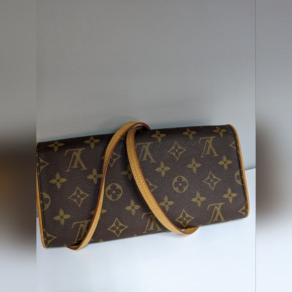 Vintage Louis Vuitton Pochette  "LIVE SHOW TODAY" - Picture 9 of 11